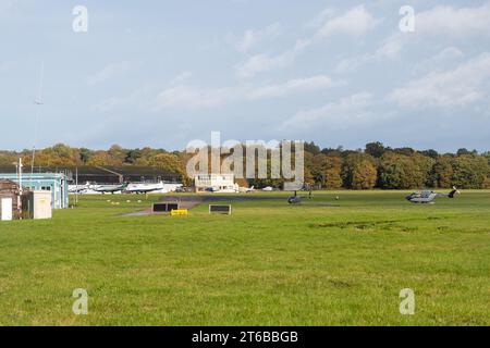 Aeroporto di Fairoaks nel Surrey, Inghilterra, Regno Unito, con elicotteri e aerei aerei aerei Foto Stock