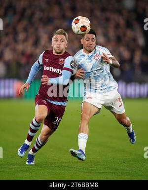 Jarrod Bowen (a sinistra) del West Ham United e Francisco Ortega dell'Olympiacos si battono per il pallone durante la partita di UEFA Europa League Group A allo stadio di Londra. Data foto: Giovedì 9 novembre 2023. Foto Stock