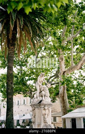 Scultura di un satiro e una ninfa alla fontana Amerling. Dubrovnik, Croazia Foto Stock