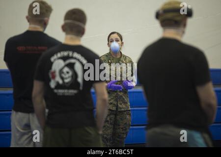 US Sailors con 3rd schermo medico BN USS Theodore Roosevelt Sailors per i sintomi COVID-19 200408 Foto Stock