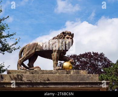 Statua del Leone di bronzo al Victoria Park Gates Bath Somerset Inghilterra Regno Unito Foto Stock