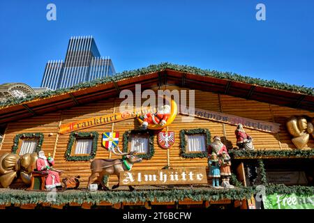 Mercato tedesco di Natale di Birmingham a Victoria Square, Birmingham, Inghilterra, Regno Unito con tetto di bancarelle e oggetti natalizi Foto Stock