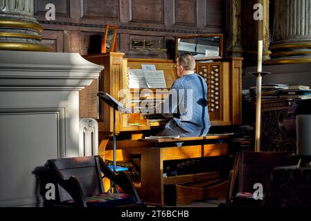 Organista che suona l'organo al St. Philip's Cathedral Birmingham , Cathedral Square, Colmore Row, Inghilterra, Regno Unito Foto Stock
