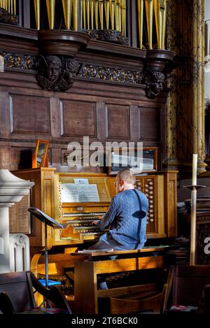 Organista che suona l'organo al St. Philip's Cathedral Birmingham , Cathedral Square, Colmore Row, Inghilterra, Regno Unito Foto Stock