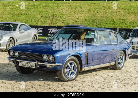 Chester, Cheshire, Inghilterra, 29 settembre 2023. Blue Jensen Interceptor III esposto al Castello di Bolesworth. Foto Stock