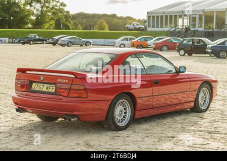 Chester, Cheshire, Inghilterra, 29 settembre 2023. BMW serie 8 rossa esposta al Castello di Bolesworth, illustrazione editoriale dello stile di vita automobilistico. Foto Stock