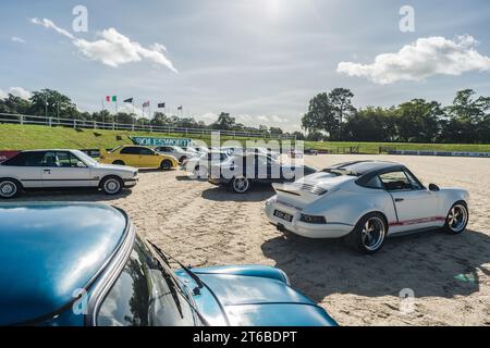 Chester, Cheshire, Inghilterra, 29 settembre 2023. Fila di auto d'epoca esposte al Castello di Bolesworth, illustrazione editoriale del commercio automobilistico. Foto Stock