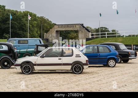 Chester, Cheshire, Inghilterra, 30 settembre 2023. Vista laterale di una Peugeot 205 GTi bianca e di una Citroen Saxo VTR blu in mostra su un'auto d'epoca. Foto Stock