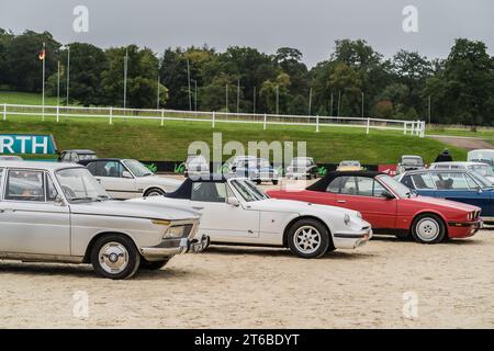 Chester, Cheshire, Inghilterra, 30 settembre 2023. Vista laterale di un'esposizione di auto d'epoca, illustrazione editoriale dello stile di vita automobilistico. Foto Stock