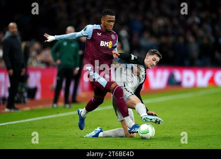 Ezri Konsa di Aston Villa (a sinistra) e Ruben van Bommel di AZ Alkmaar si battono per il pallone durante la partita del gruppo e di UEFA Europa Conference League a Villa Park, Birmingham. Data foto: Giovedì 9 novembre 2023. Foto Stock