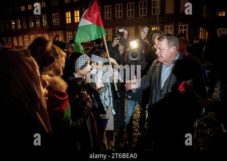 Il ministro degli Esteri danese Lars Loekke Rasmussen parla ai manifestanti palestinesi dopo la fiaccolata in occasione del 85° anniversario della notte del vetro rotto a Copenaghen giovedì 9 novembre 2023 Foto Stock