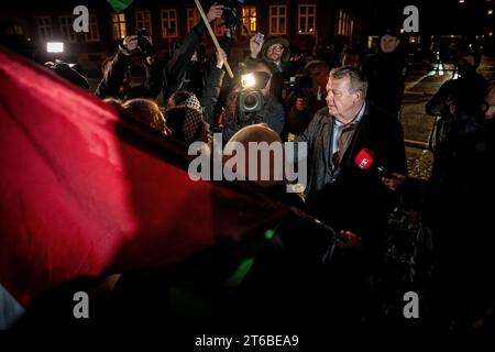 Il ministro degli Esteri danese Lars Loekke Rasmussen parla ai manifestanti palestinesi dopo la fiaccolata in occasione del 85° anniversario della notte del vetro rotto a Copenaghen giovedì 9 novembre 2023 Foto Stock