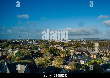 Veduta aerea di Cardiff, la capitale del Galles, Regno Unito 2023 in una giornata autunnale dal cielo limpido. Guardando a sud-ovest attraverso il centro città. Paesaggio urbano. Foto Stock