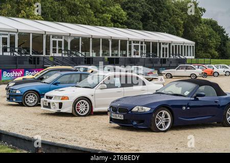 Chester, Cheshire, Inghilterra, 30 settembre 2023. BMW Z4 blu e una Mitsubishi EVO V bianca in mostra su un'auto d'epoca. Foto Stock