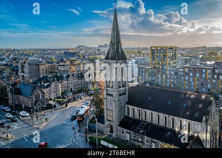 Veduta aerea di Cardiff, la capitale del Galles, Regno Unito 2023 in una giornata autunnale dal cielo limpido. Guardando a est verso Bristol. Paesaggio urbano. Foto Stock