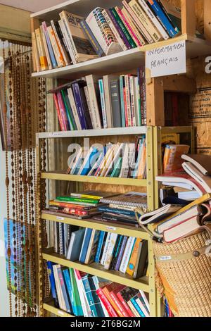 Vari libri esposti in libreria per la vendita all'interno del negozio di articoli di seconda mano e chattels. Foto Stock