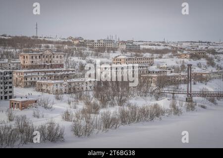 La foto aerea della città di Vorkuta, gli appartamenti sovietici abbandonati coperti di neve durante la depressiva giornata invernale nella Repubblica di Komi, in Russia. Foto Stock