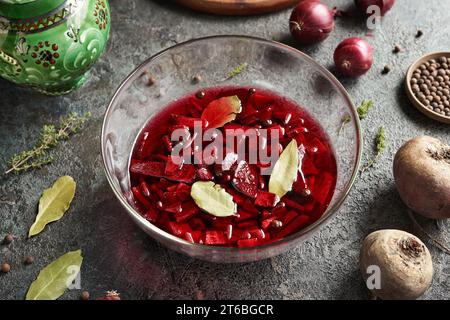 Preparazione di cavoli fermentati a base di barbabietola fresca e spezie in un recipiente Foto Stock