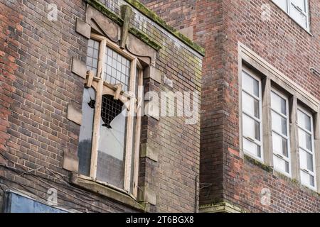 Burslem, Stoke on Trent, Inghilterra, 21 marzo 2023. Finestre a pezzi su proprietà abbandonate, degrado urbano, illustrazione editoriale vandalismo. Foto Stock