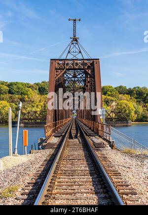 Storico ponte ferroviario di Dubuque tra Iowa e Illinois attraverso il fiume Mississippi con apertura aperta per la spedizione Foto Stock