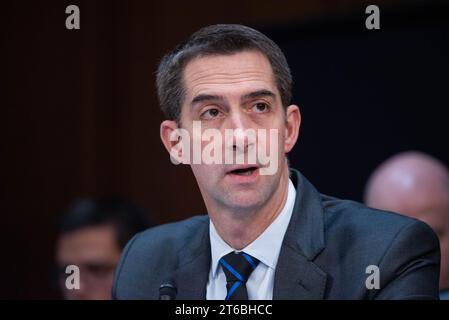 Il senatore degli Stati Uniti Tom Cotton (repubblicano dell'Arkansas) durante un'udienza giudiziaria del Senato presso l'Hart Senate Office Building a Washington, DC giovedì 9 novembre 2023. L'udienza doveva prendere in considerazione un'autorizzazione per citazioni di comparizione relative all'indagine etica della Corte Suprema, e le nomine di Mustafa Taher Kasubhai, per essere giudice distrettuale degli Stati Uniti per il distretto dell'Oregon, e di Eumi K. Lee, per essere giudice distrettuale degli Stati Uniti per il distretto settentrionale della California.credito: Annabelle Gordon/CNP/Sipa USA Foto Stock