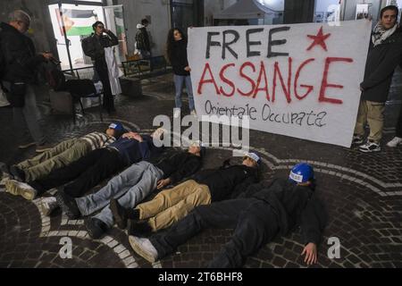 Notizie - Italia: FreeAssange, Stella Moris a Napoli Stella Moris, moglie di Julian Assange e avvocato e difensore dei diritti umani, presso l'Università Orientale di Napoli, impegnata in solidarietà con la Palestina, dove ha assistito al flash-mob di studenti in difesa dei giornalisti impegnati a Gaza, a Napoli, Italia, 9 novembre 2023 Napoli Napoli Italia Copyright: xAntonioxBalascox/xLiveMediax LPN 1124516 credito: Imago/Alamy Live News Foto Stock