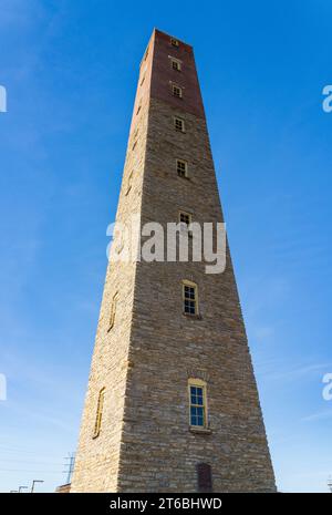 Vista dell'alta torre storica utilizzata per creare palle di piombo per le armi e ora restaurata sul fronte del fiume di Dubuque Iowa Foto Stock