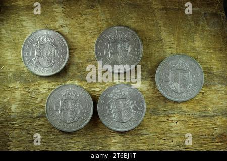 Cinque mezze corone di valuta pre-decimale, sterline, scellini e pence Foto Stock