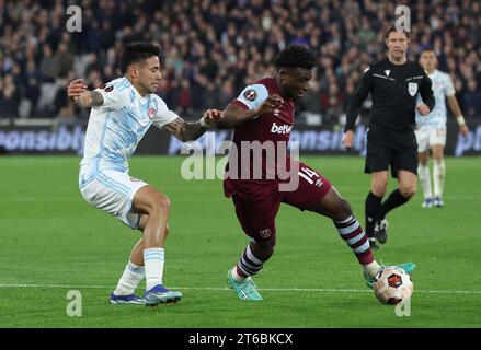 Francisco Ortega (a sinistra) dell'Olympiacos e Mohammed Kudus del West Ham United si battono per il pallone durante la partita di UEFA Europa League Group A allo Stadio di Londra. Data foto: Giovedì 9 novembre 2023. Foto Stock