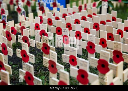Londra, Regno Unito. 9 novembre 2023. Croci e papaveri con messaggi di memoria disposti nei terreni dell'Abbazia di Westminster nel centro di Londra prima dell'Armistizio Day e della Remembrance Sunday. Il campo della memoria è aperto al pubblico fino al 19 novembre. (Immagine di credito: © Steve Taylor/SOPA Images via ZUMA Press Wire) SOLO USO EDITORIALE! Non per USO commerciale! Foto Stock