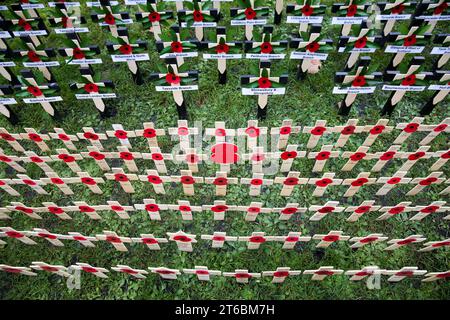 Londra, Regno Unito. 9 novembre 2023. Croci e papaveri con messaggi di memoria disposti nei terreni dell'Abbazia di Westminster nel centro di Londra prima dell'Armistizio Day e della Remembrance Sunday. Il campo della memoria è aperto al pubblico fino al 19 novembre. (Immagine di credito: © Steve Taylor/SOPA Images via ZUMA Press Wire) SOLO USO EDITORIALE! Non per USO commerciale! Foto Stock