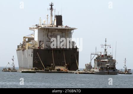 USNS 2° tenente John P. Bobo scarica forniture. Foto Stock