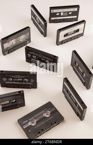 Cassette audio su sfondo bianco. Foto Stock