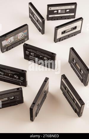 Cassette audio su sfondo bianco. Foto Stock