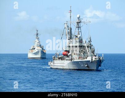 La USNS Grasp (T-ARS-51) trasporta la USS Des Moines (CA-134) nel cantiere di demolizione, nell'ottobre 2006 Foto Stock