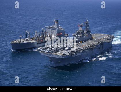 L'USNS Henry J. Kaiser conduce un rifornimento in mare con la USS Essex. (27105360567) Foto Stock