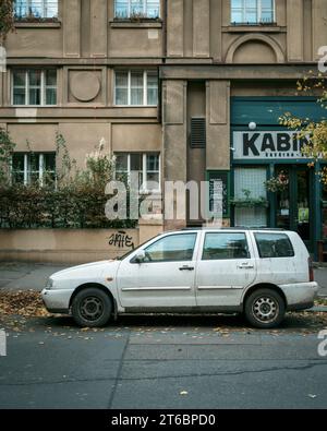 Auto bianca parcheggiata a Bubeneč, Praga, Cechia Foto Stock