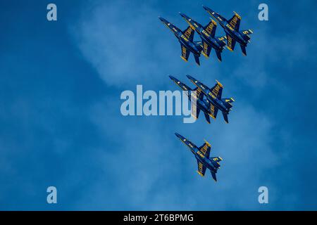 Uno spettacolare spettacolo aereo con sei jet US Navy Blue Angels che volano in formazione attraverso il cielo blu brillante Foto Stock