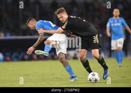 Napoli, Italia. 8 novembre 2023. Paul Jaeckel dell'1. L'FC Union Berlin compete per il pallone con Matteo Politano dell'SSC Napoli durante la partita di UEFA Champions League tra l'SSC Napoli e l'1. FC Union Berlin allo Stadio Diego Armando Maradona Napoli l'8 novembre 2023. Credito: Franco Romano/Alamy Live News Foto Stock