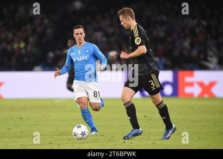 Napoli, Italia. 8 novembre 2023. Paul Jaeckel dell'1. L'FC Union Berlin gareggia per il pallone con Giacomo Raspadori dell'SSC Napoli durante la partita di UEFA Champions League tra l'SSC Napoli e l'1. FC Union Berlin allo Stadio Diego Armando Maradona Napoli l'8 novembre 2023. Credito: Franco Romano/Alamy Live News Foto Stock