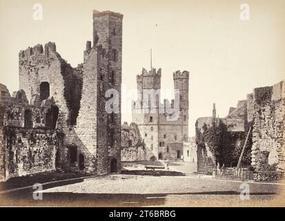 Castello di Carnarvon, interno, guardando verso la torre dell'Aquila, stampato nel 1860 circa. Foto Stock