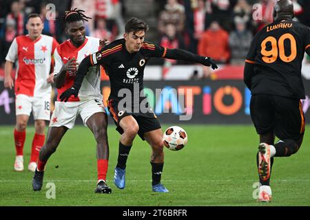 Praga, Repubblica Ceca. 9 novembre 2023. Da destra Paulo Dybala di Roma, Igoh Ogbu, Jan Boril, entrambi dello Slavia in azione durante la partita di calcio del quarto turno dell'Europe League Slavia Praha vs AS Rome, gruppo G a Praga, Repubblica Ceca, 9 novembre 2023. Crediti: Michal Kamaryt/CTK Photo/Alamy Live News Foto Stock