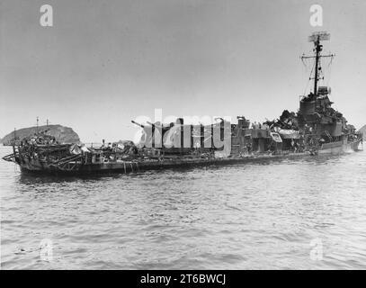 USS Aaron Ward (DM-34) danneggiati da kamikaze, Maggio 1945 Foto Stock