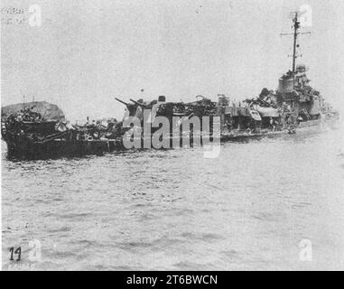 USS Aaron Ward (DM-34) foto 2-1 a Kerama retto, maggio 1945 Foto Stock