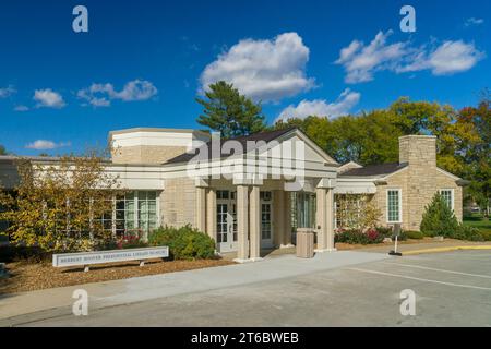 WEST BRANCH, IA, USA - 20 OTTOBRE 2023: Facciata della biblioteca presidenziale e del museo Herbert Hoover. Foto Stock