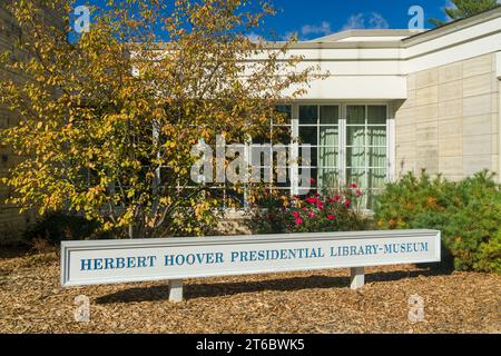 WEST BRANCH, IA, USA - 20 OTTOBRE 2023: Facciata della biblioteca presidenziale e del museo Herbert Hoover. Foto Stock