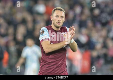 Vladimír Coufal n. 5 del West Ham United celebra la vittoria con i tifosi durante la partita di UEFA Europa League West Ham United vs Olympiakos FC allo Stadio di Londra, Regno Unito, 9 novembre 2023 (foto di Mark Cosgrove/News Images) Foto Stock