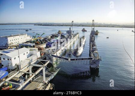 USS Alexandria (SSN-757) in bacino di carenaggio galleggiante USS Arco (ARDM-5) a San Diego, California (USA), 5 aprile 2023 (230405 Foto Stock