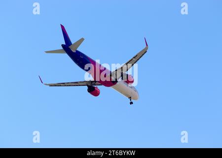 Sorvolando la nave da crociera P&o Aurora, Airbus A321neo con registrazione ha-LVA della Wizz Air Lines in avvicinamento finale per atterrare all'aeroporto di Cagliary Elmas. Foto Stock