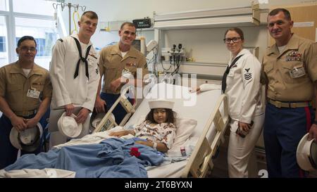 USS America (LHA 6) marinai e Marines visitano il Childrens Hospital durante la Fleet Week 2016 160901 Foto Stock